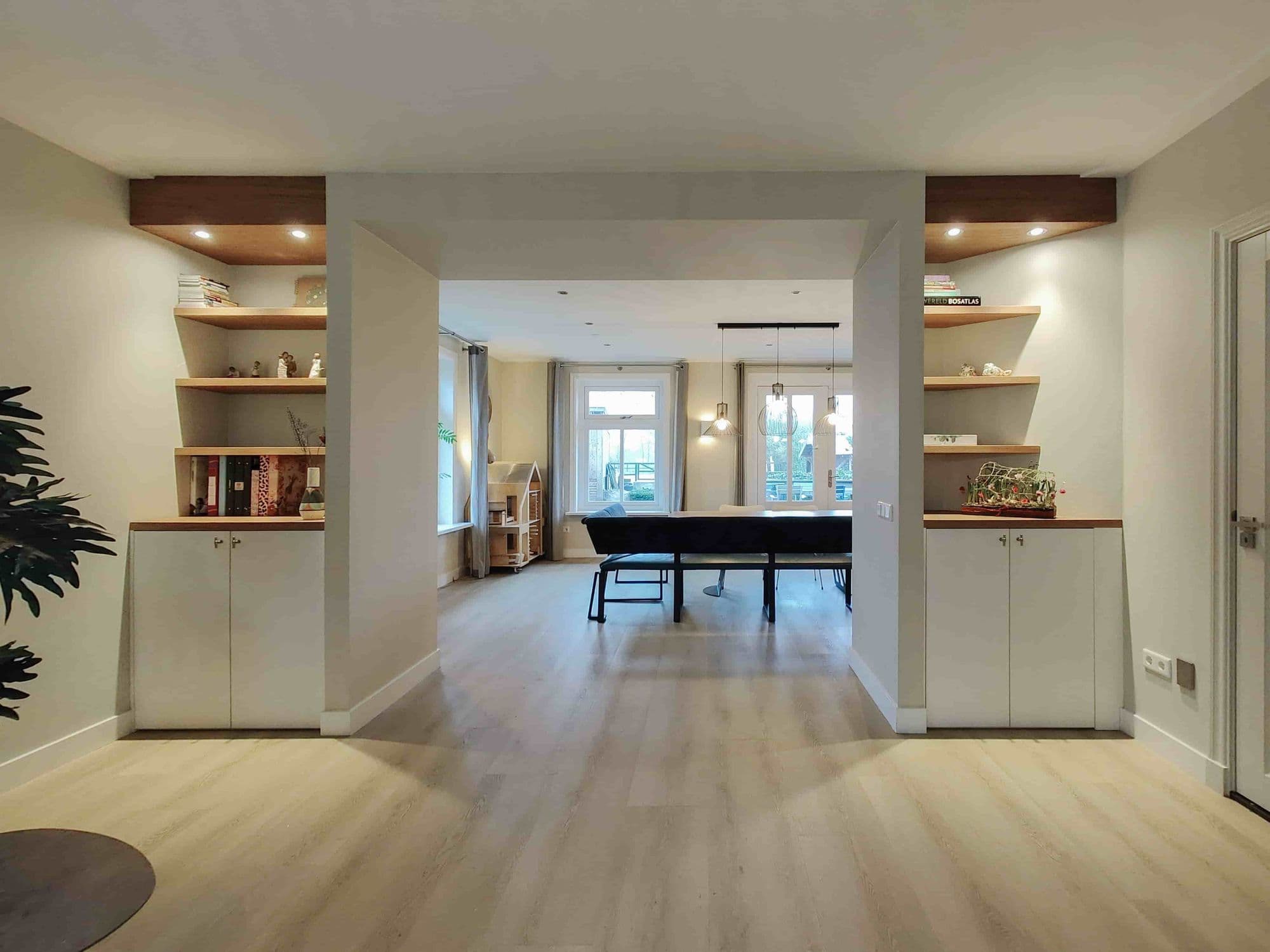 Smalle ensuite kasten eiken fineer wit