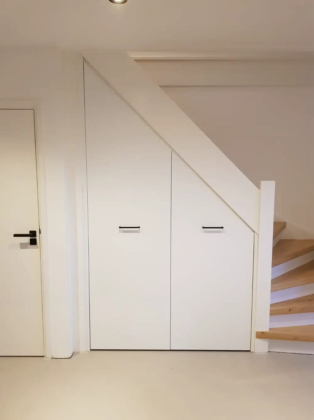 Trapkast met apothekerslades in een strak witte afwerking in Barendrecht.
