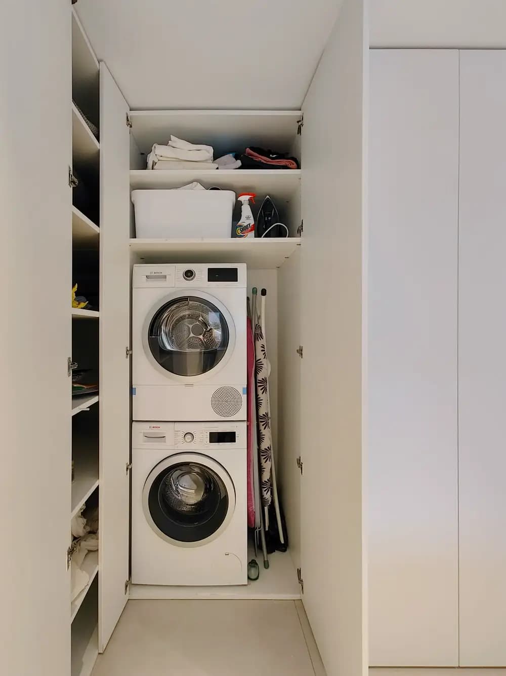 Wasmachine en wasdroger in kast