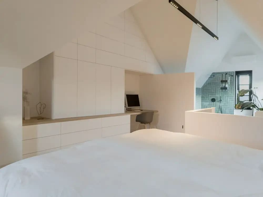 Zolderkast onder schuin dak