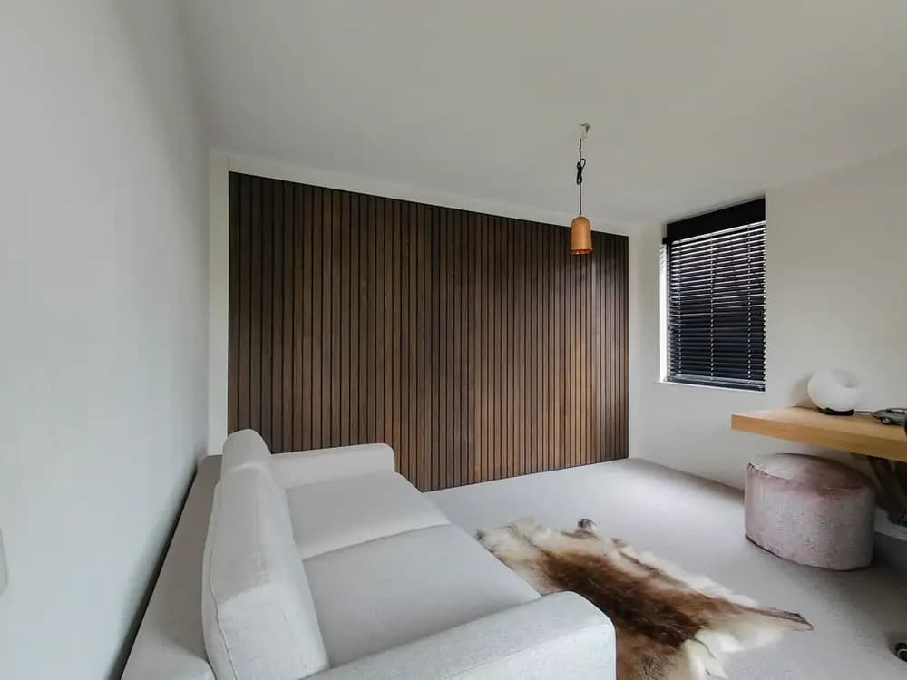 latjeskast met stolwanden rondom