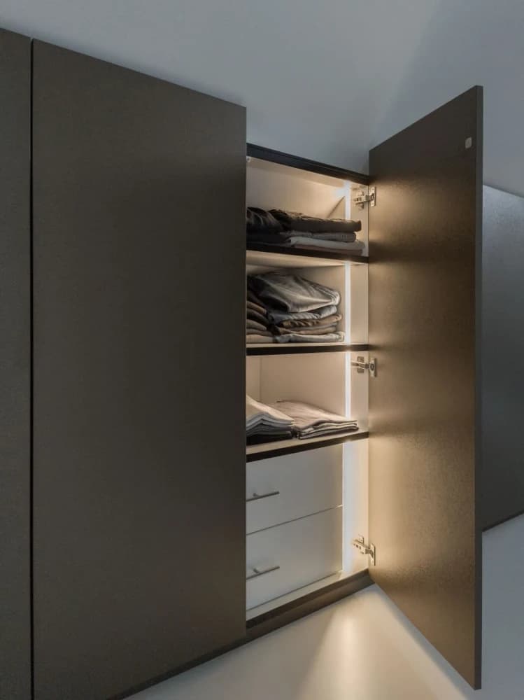 indeling kledingkast schuin dak