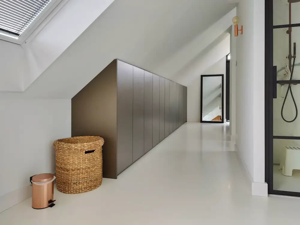 schuine kast diepte zolderkast brons