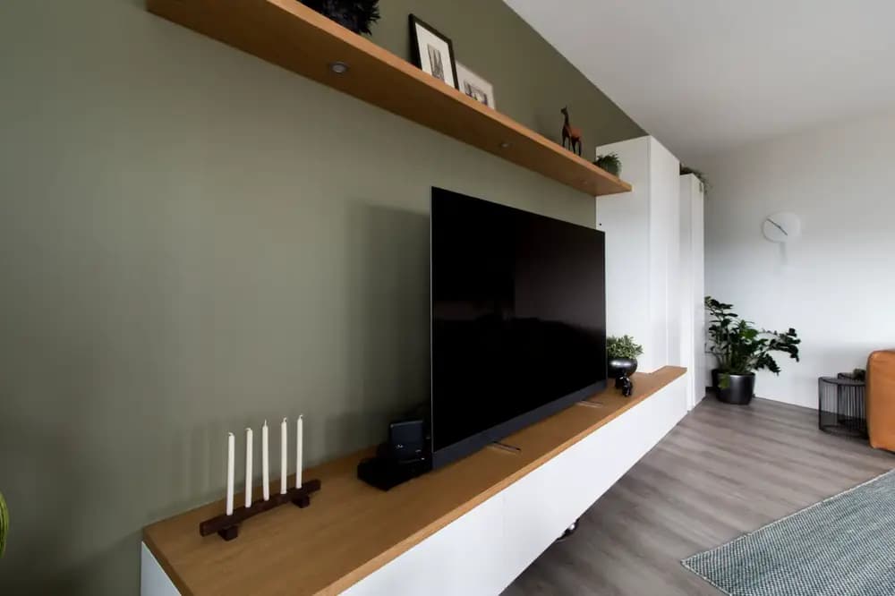 tv meubel met zwevende plank en spots