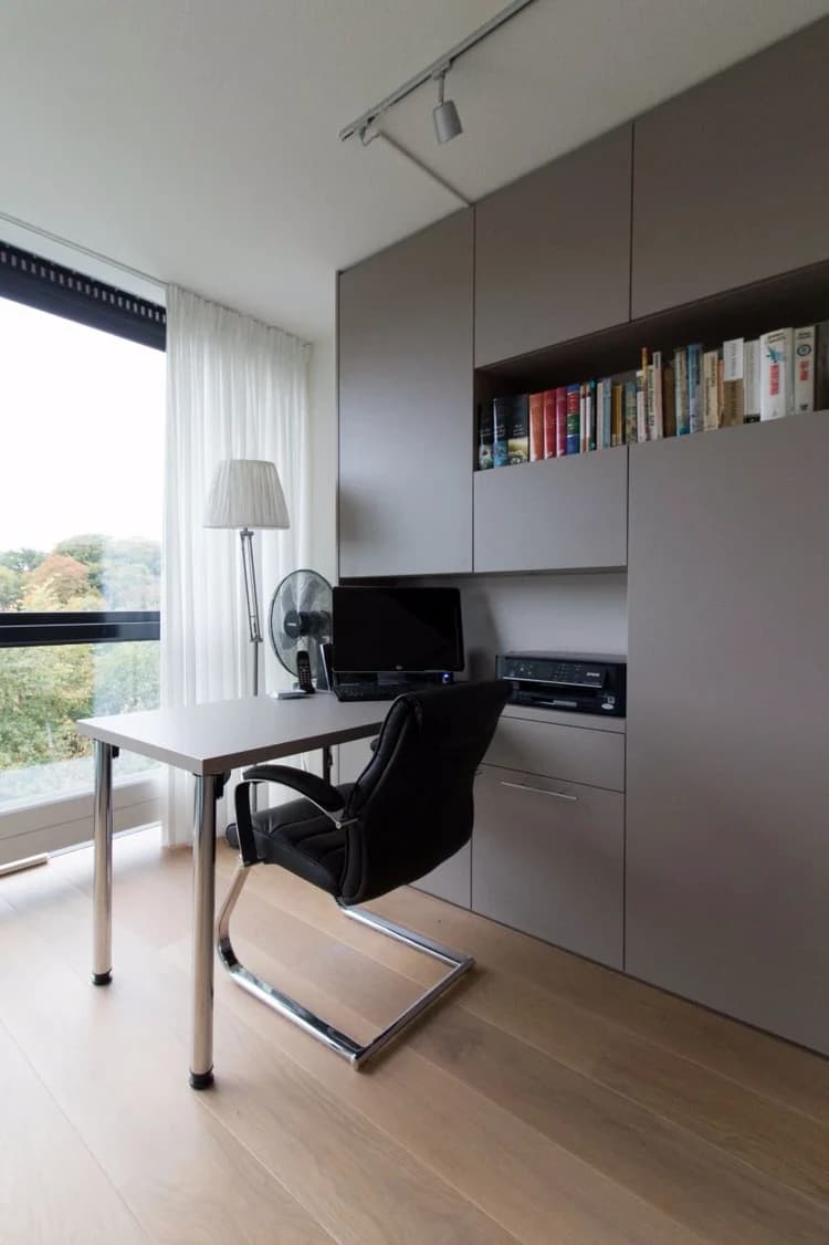 Werkkamer met maatwerk kastenwand en bureau