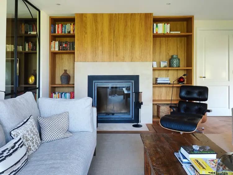 Boekenkast rondom haard