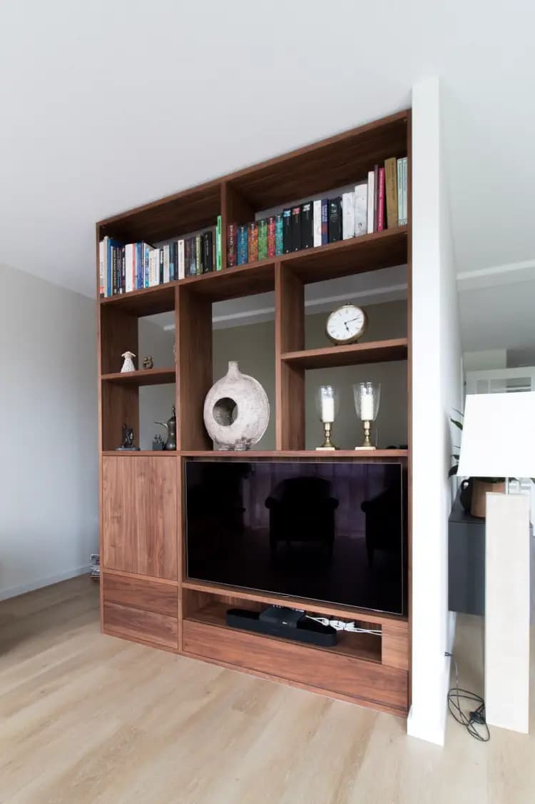 Noten fineer roomdivider met tv
