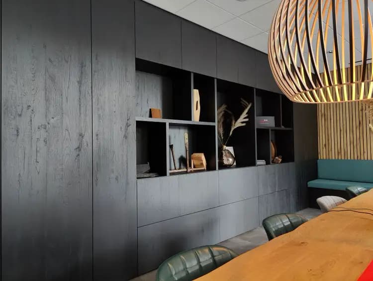 Push to open strakke vakkenkast