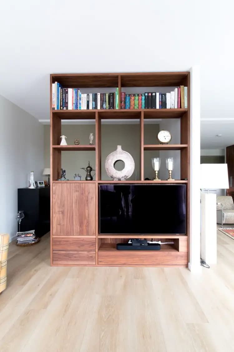 Roomdivider, noten fineer open vakken