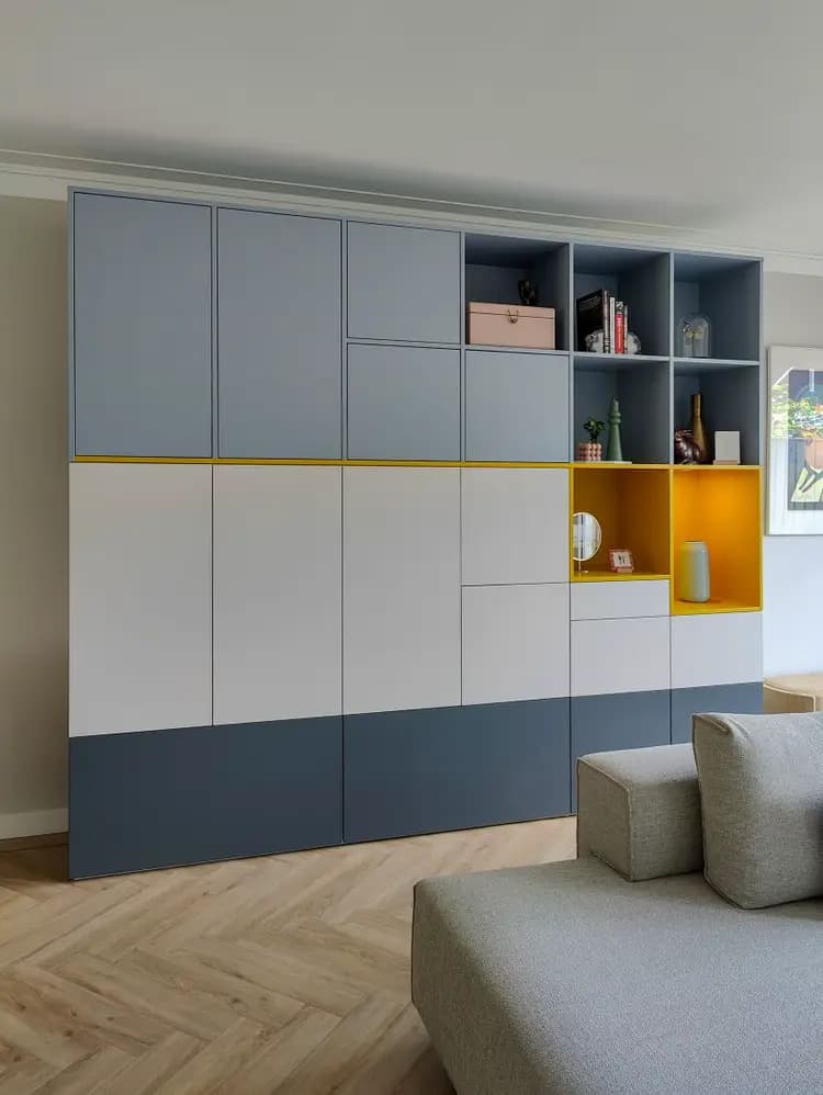 Speelse wandkast met open vakken