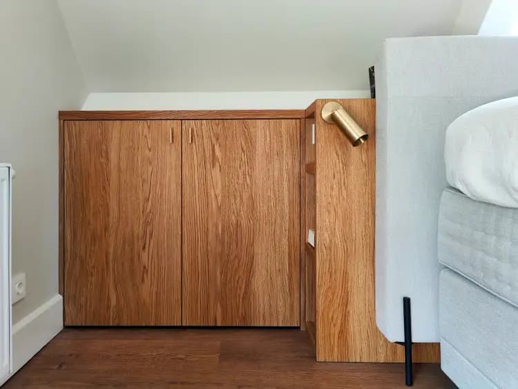 bedachterwand met kastdeuren