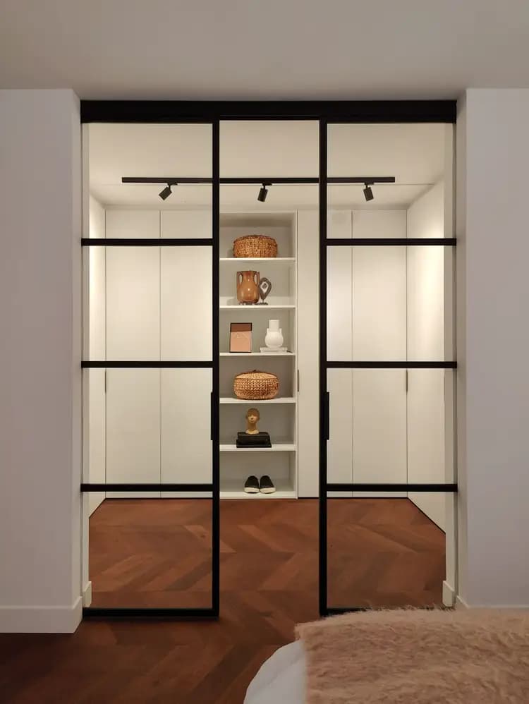 inloopkast met open en dichte delen