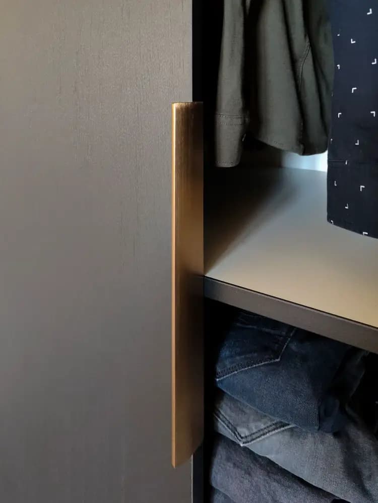 messing kantgreep kledingkast detail
