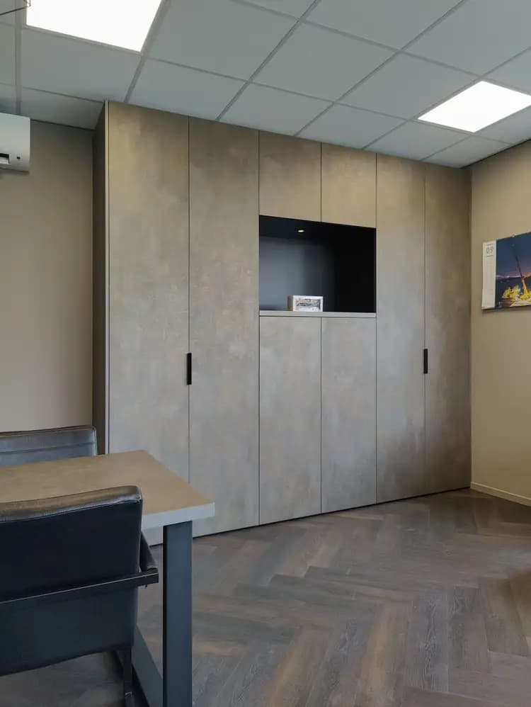 spreekkamer wandkast met open vak