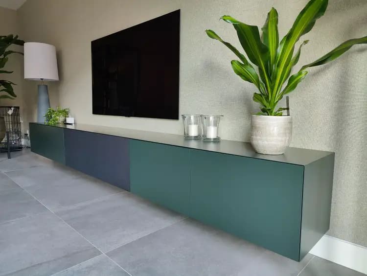strak tv-meubel groen gespoten