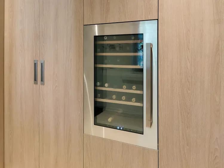 Wijnkoeler in bijkeukenkast