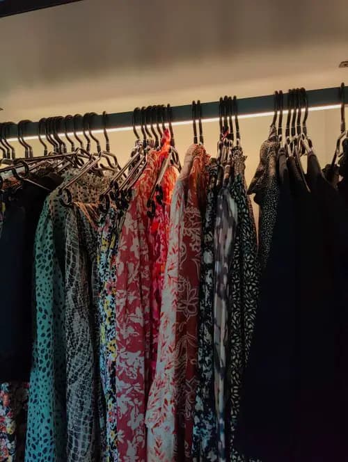 ledroede met kledinghangers zwart