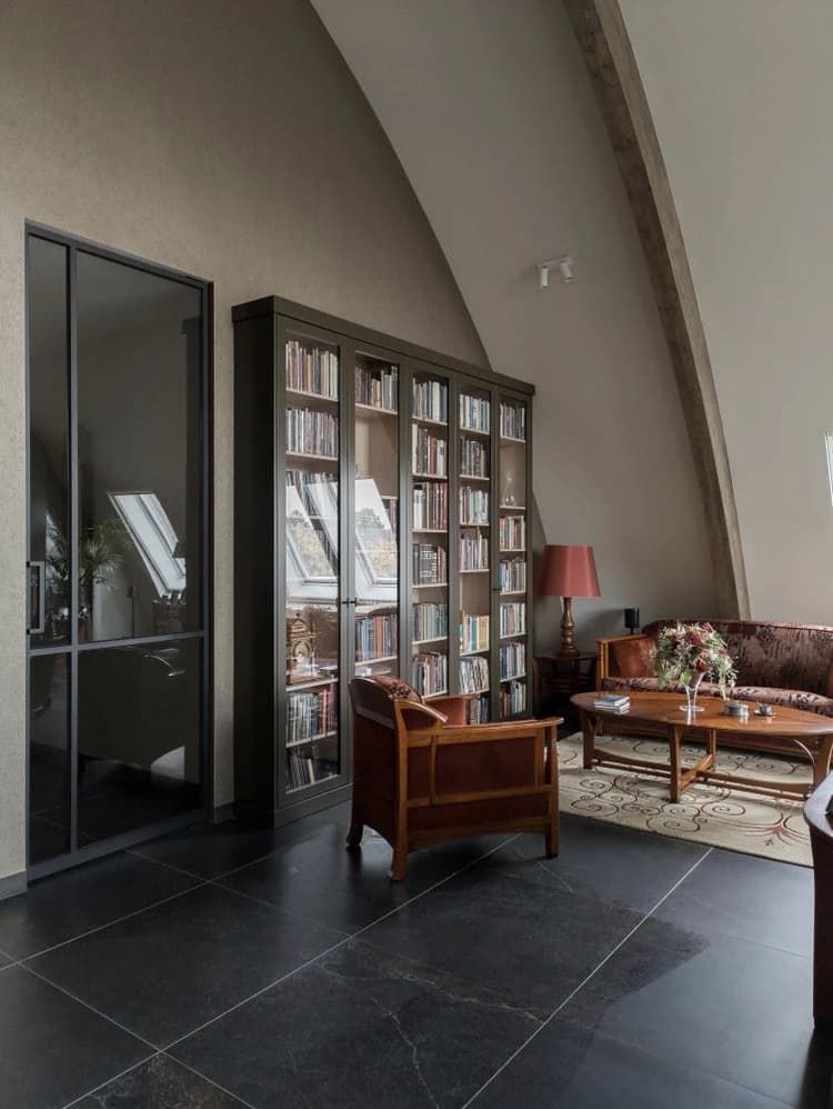 Traditionele woonkamer met op maat gemaakte boekenkast met glazen deuren en houtdecor interieur in Barneveld.