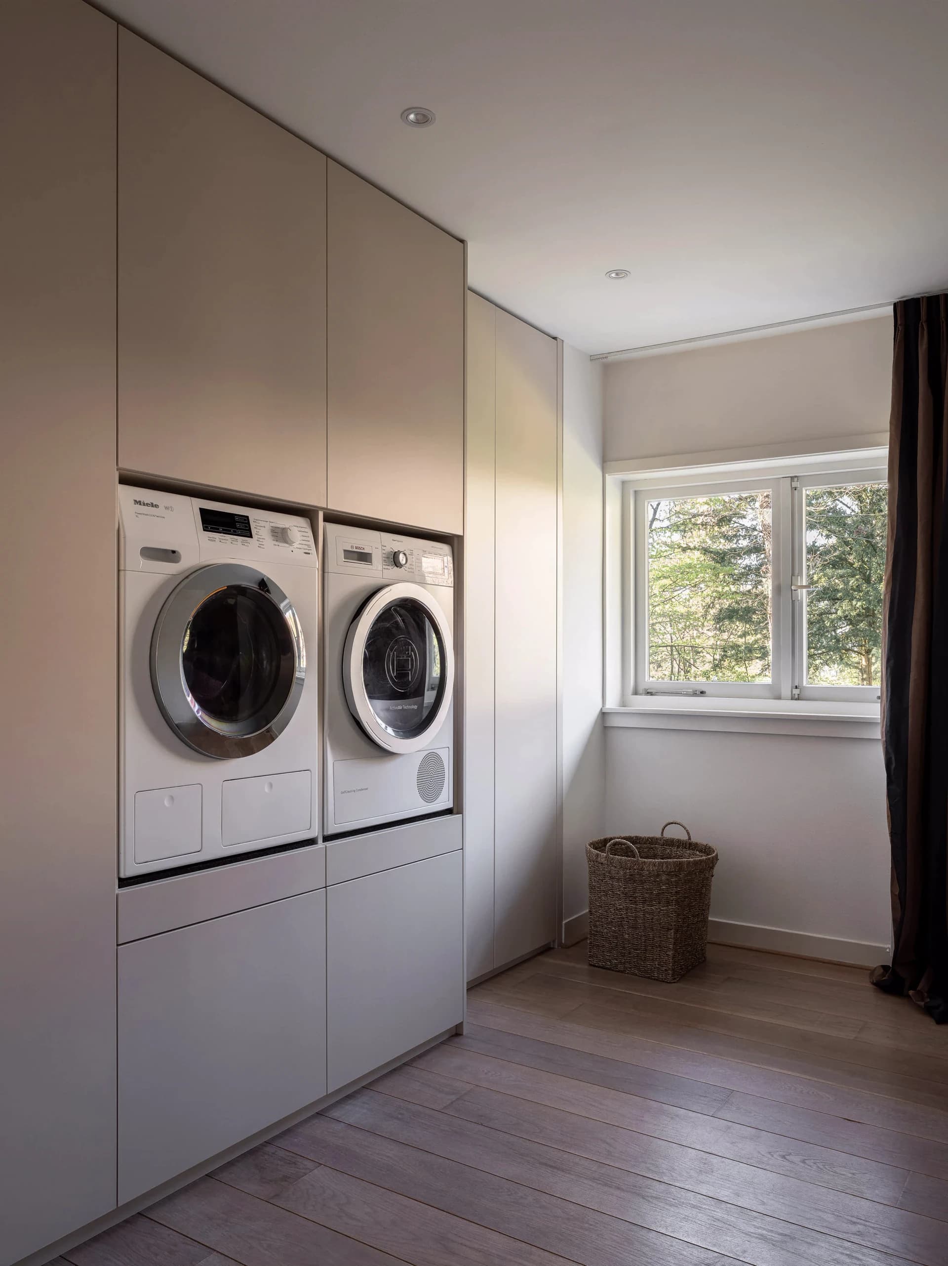 Wasmachinekast met opbergruimte voor wasmiddelen en schoonmaakspullen