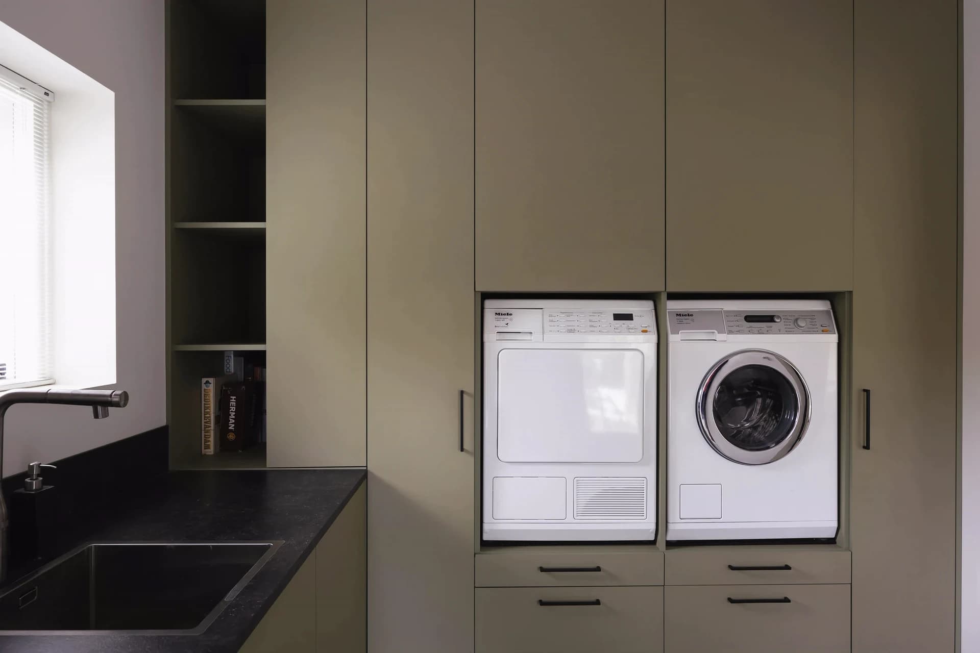 Wasmachinekast met geïntegreerde wasbak voor handwasjes