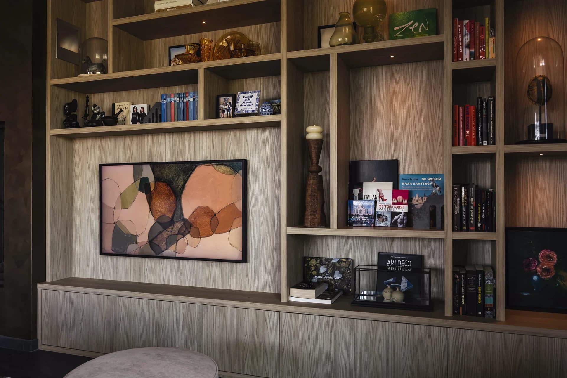 Woonkamer met een maatwerk tv-meubel en kastenwand