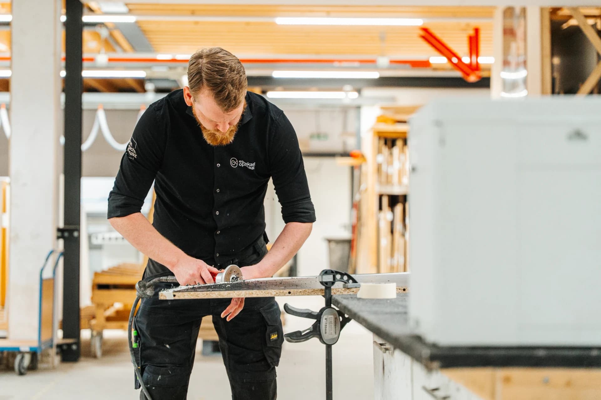 Vakman werkt aan de productie van een maatwerkkast in eigen werkplaats
