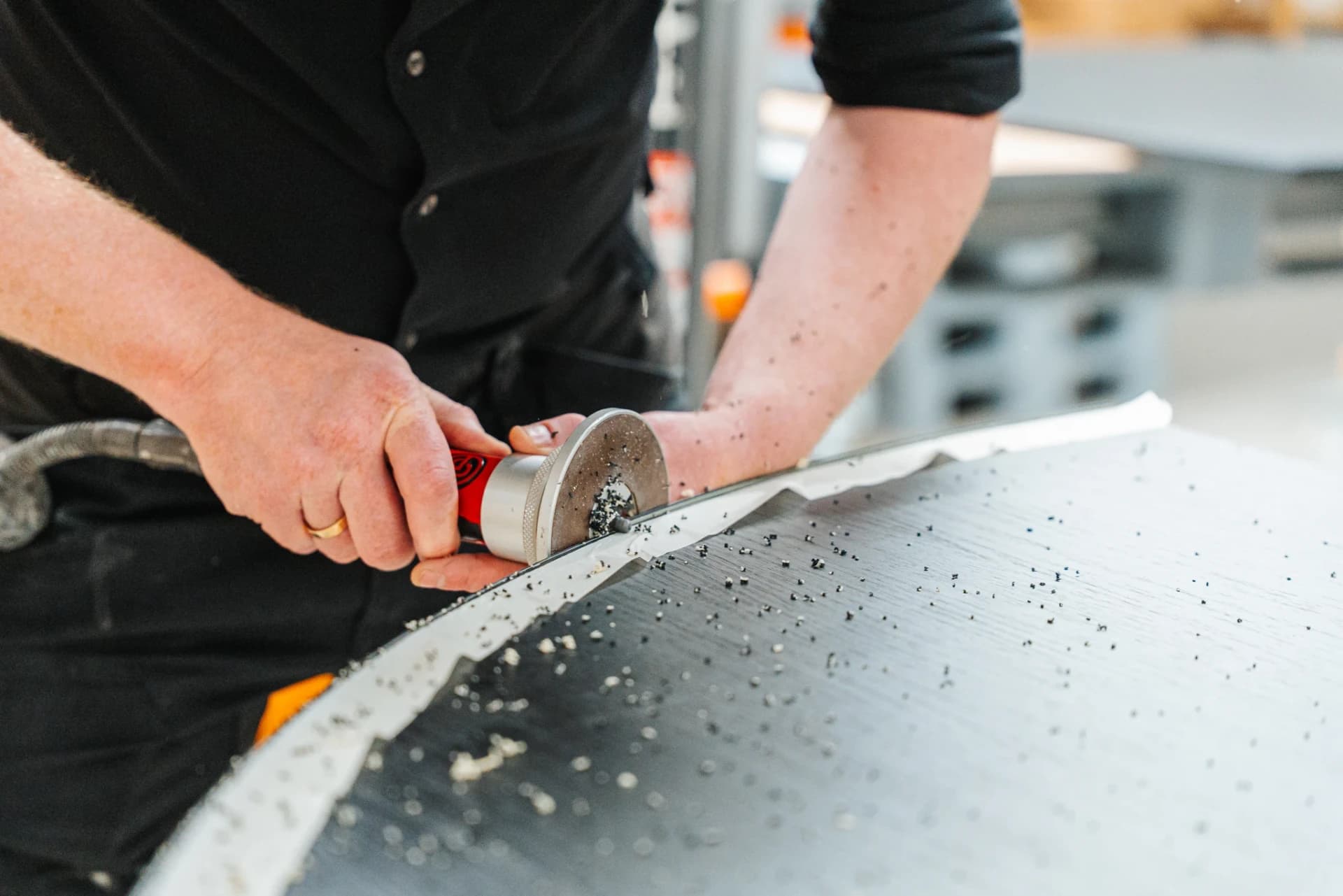 Nauwkeurige afwerking van een maatwerkkast in de werkplaats