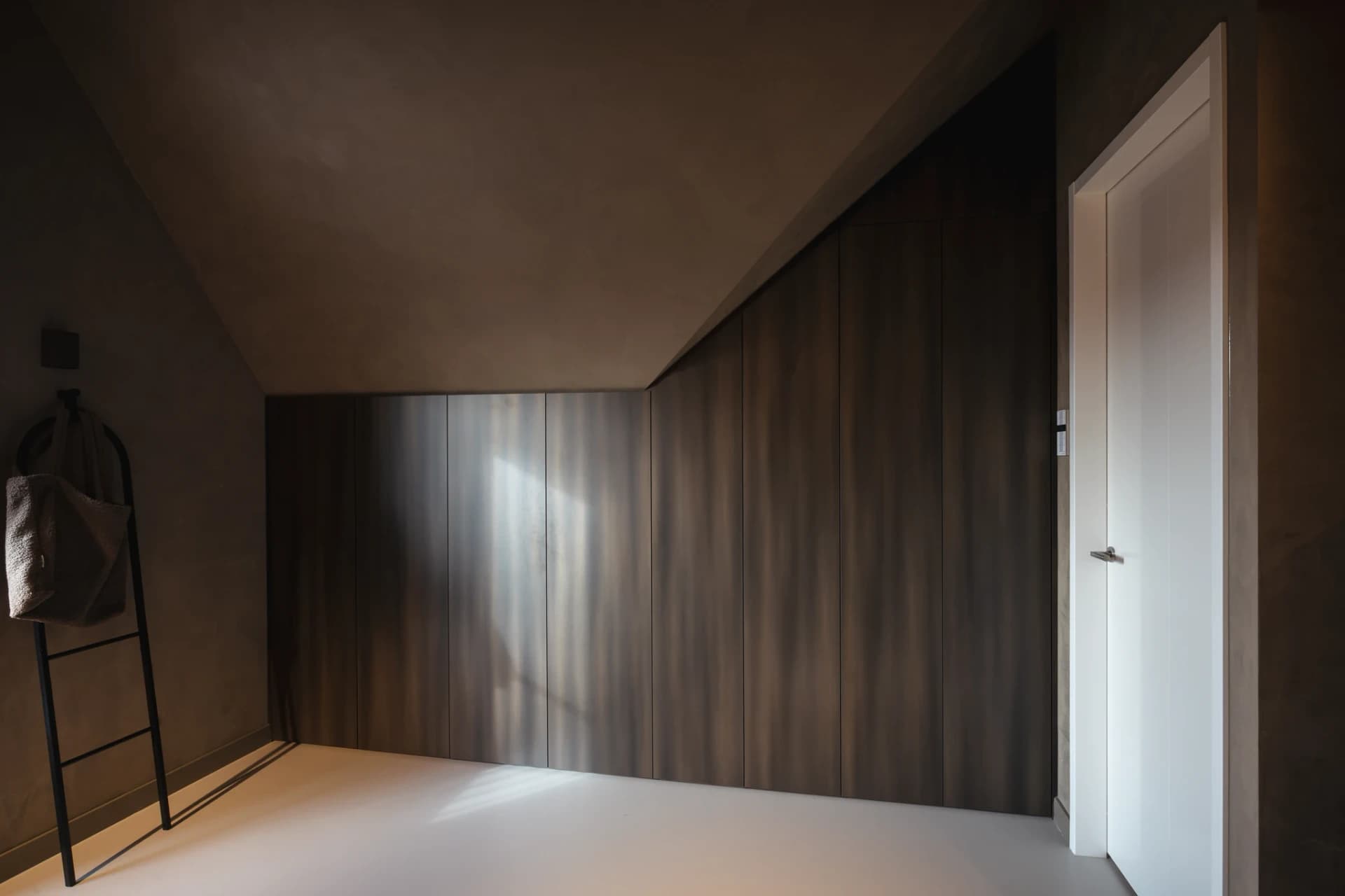 kledingkast schuine wand