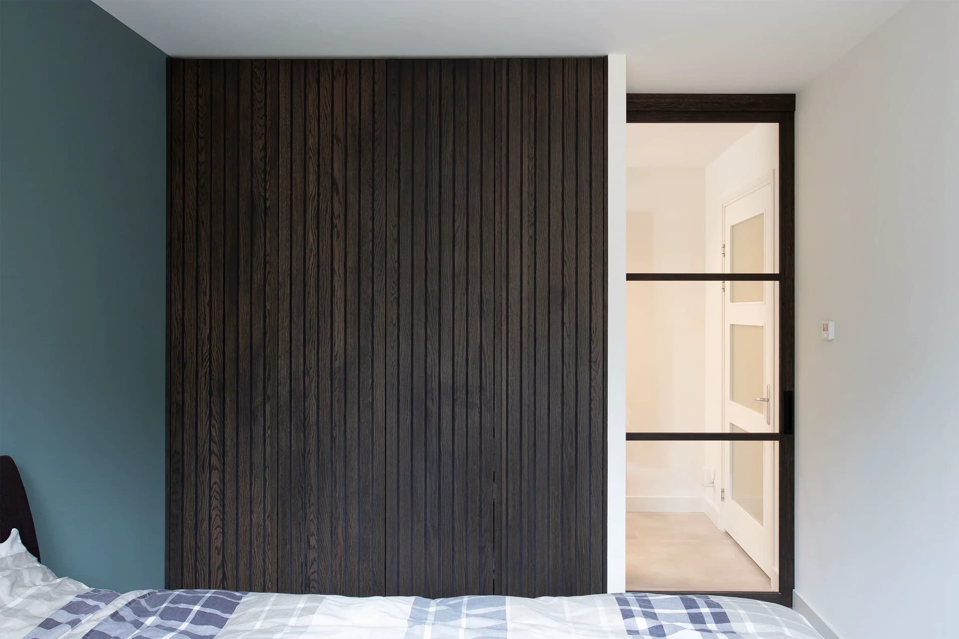 Tijdloze lattenwand kast met ingefreesde voegen.