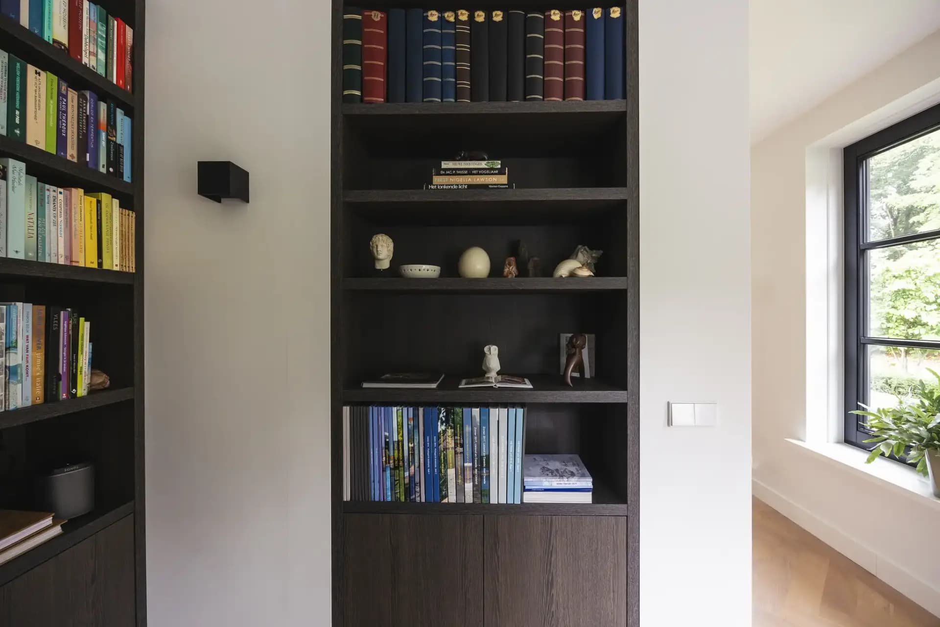 Ingebouwde boekenkast in kantoor
