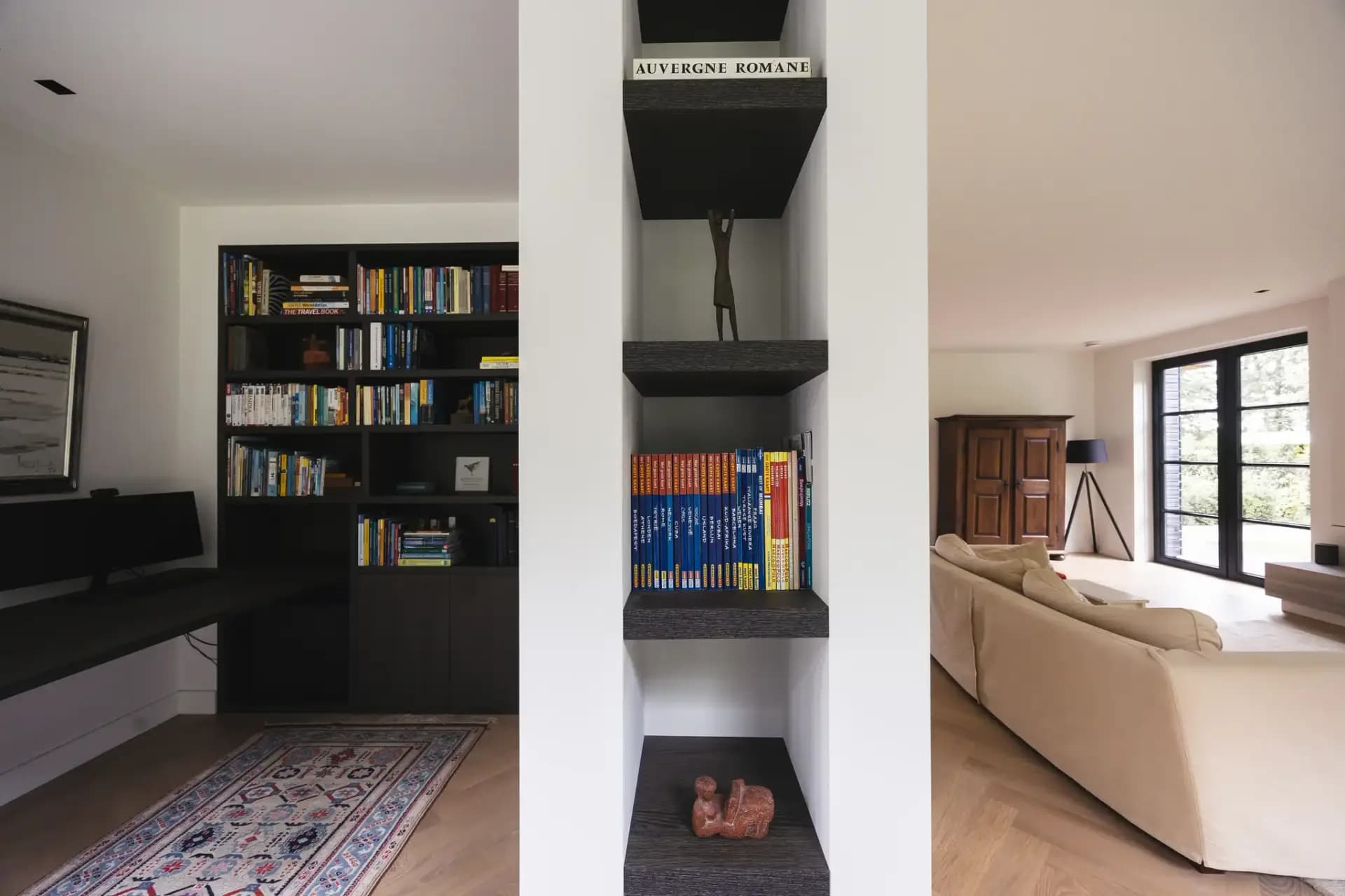 Ingebouwde boekenkast in kantoor