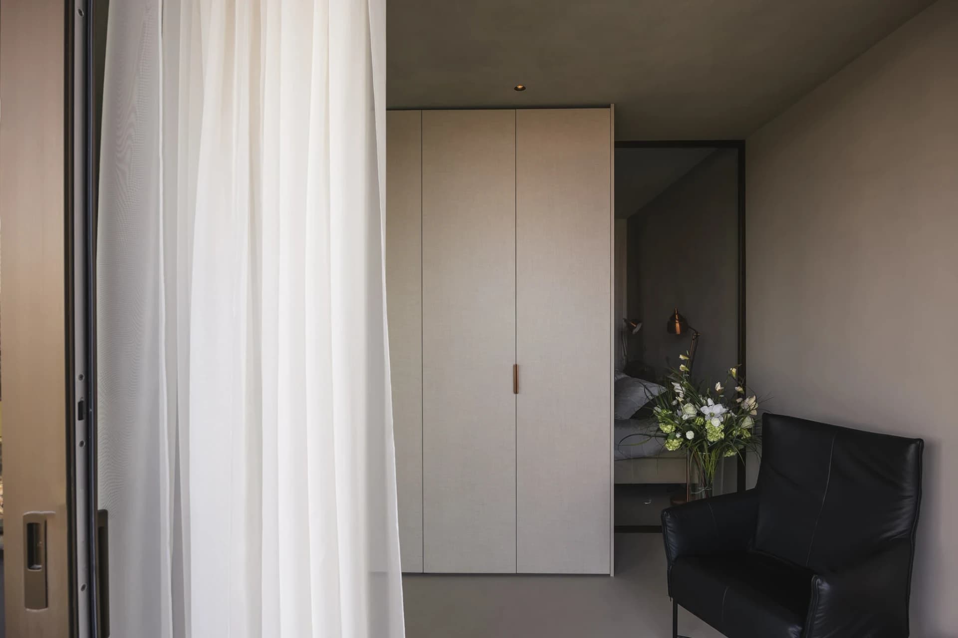 Maatwerk kledingkast in de slaapkamer afgestemd op de ruimte en garderobe