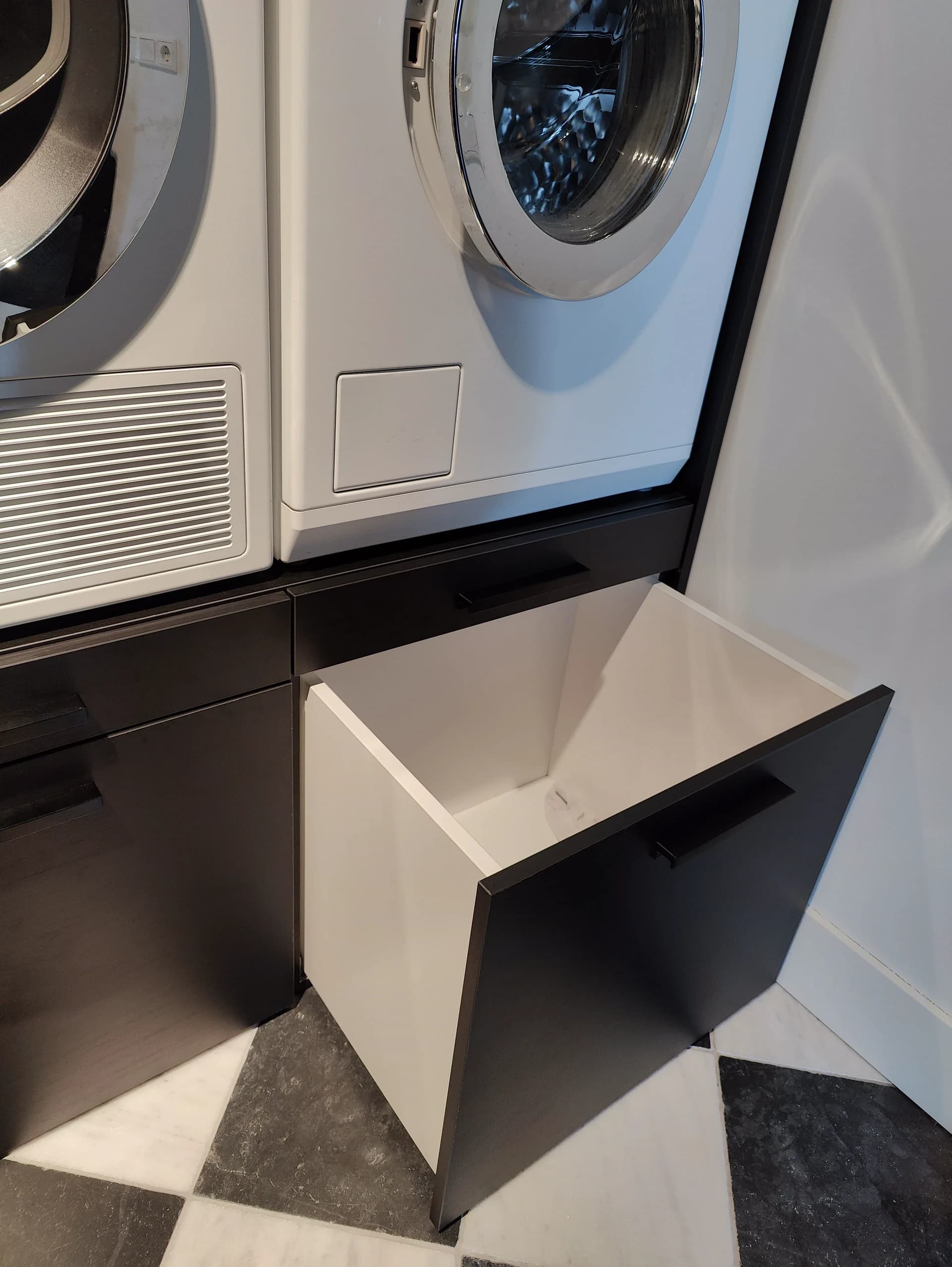  Ladebak onder wasmachine in op maat gemaakte zwarte bijkeukenkast in Blaricum.