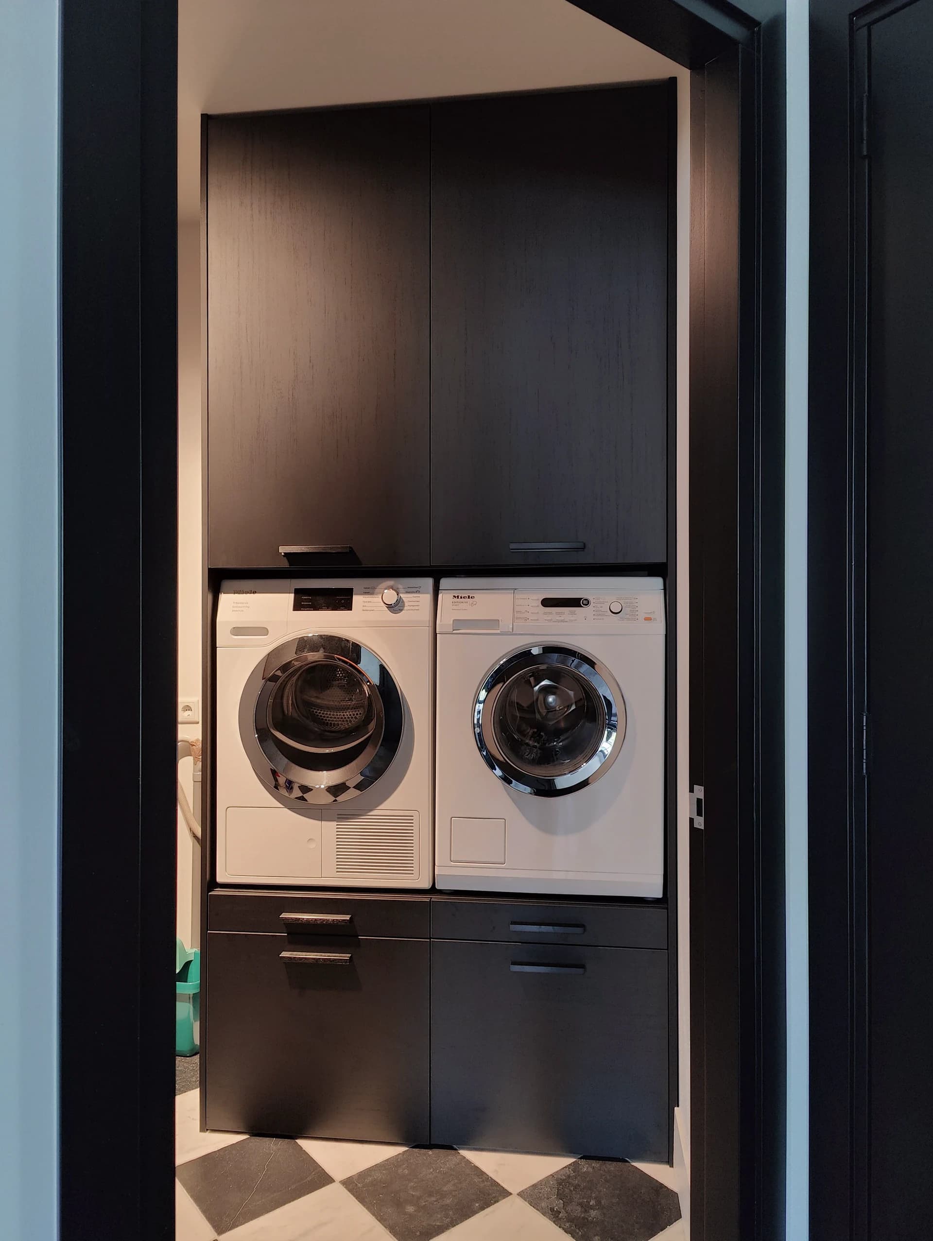 Op maat gemaakte wasmachinekast met ingebouwde ruimte voor wasmachine en droger in Blaricum.