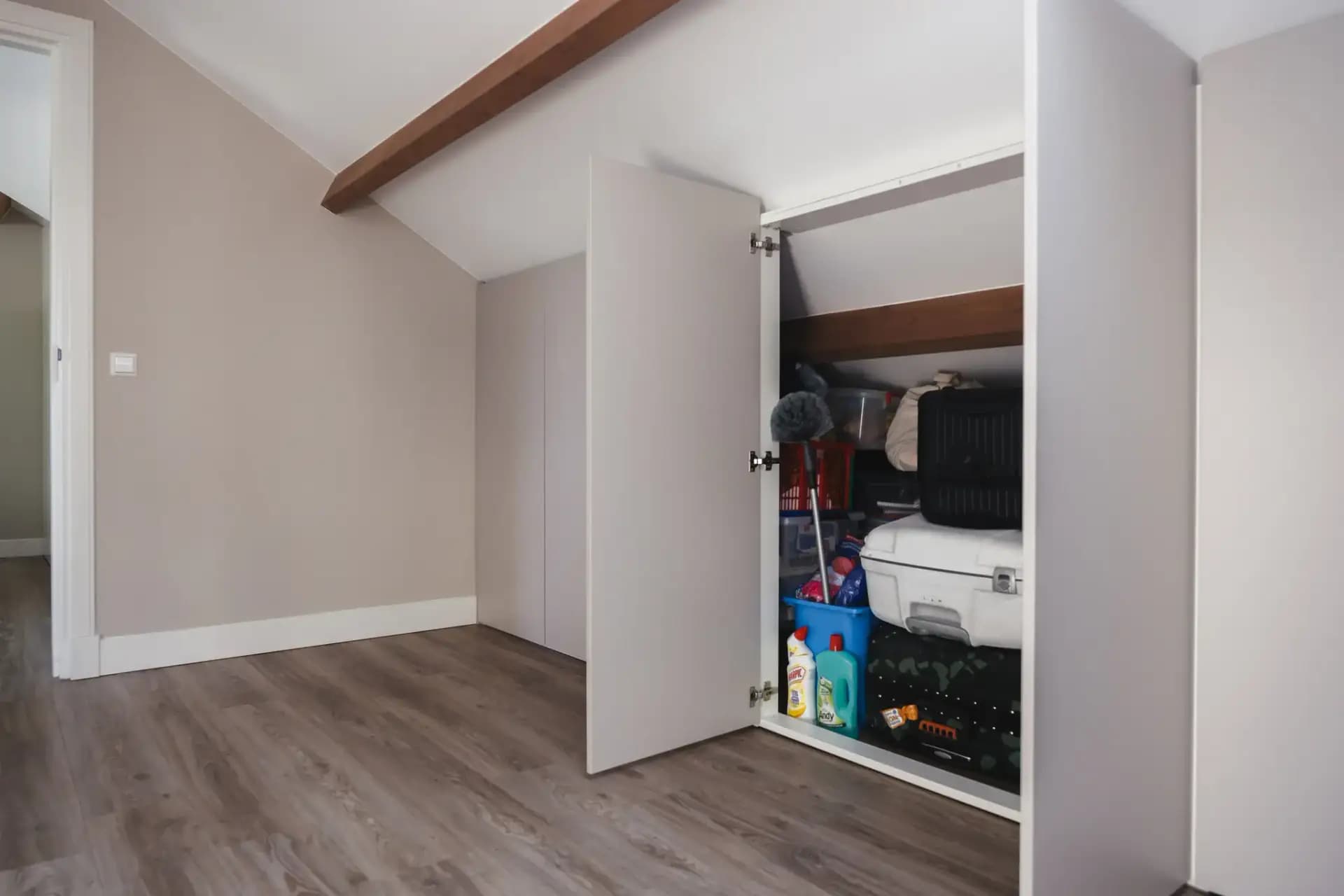 Schuine zolderkast voor bergruimte