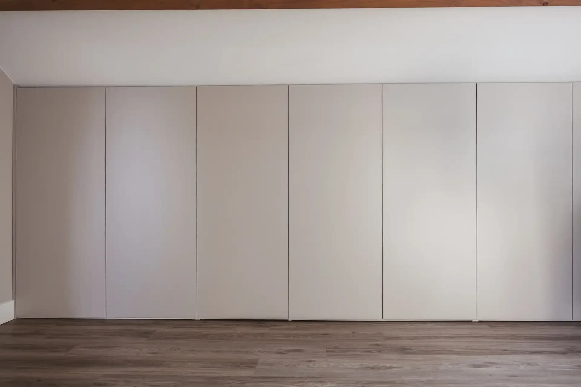 Schuine zolderkast voor bergruimte