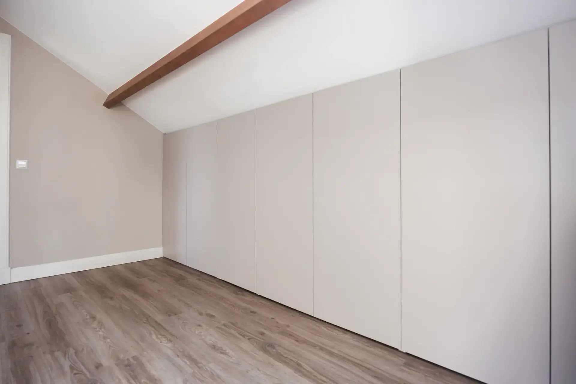 Schuine zolderkast voor bergruimte