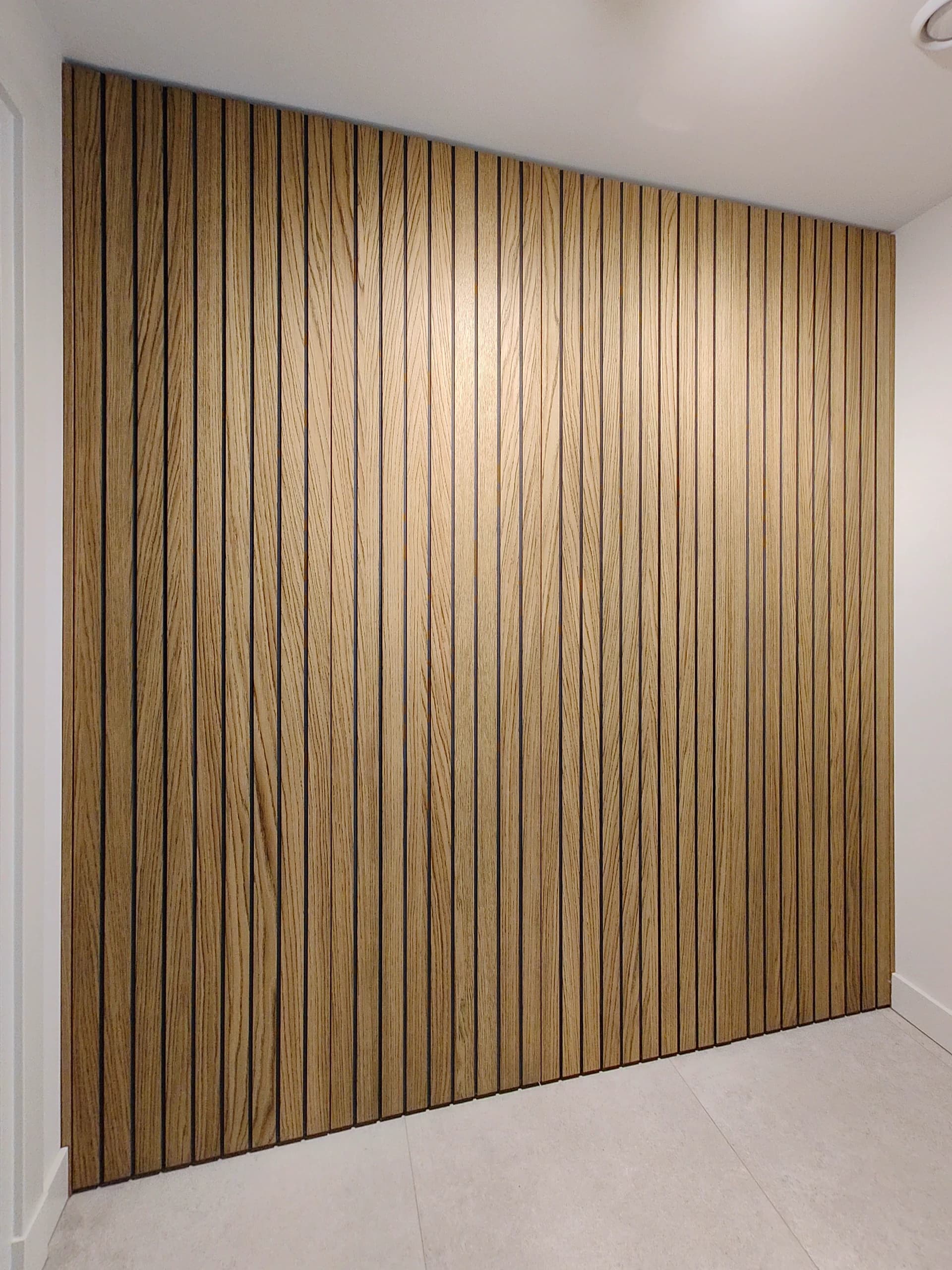 Bijkeukenkast met eiken gefineerde MDF lattenbekleding in Doorn. 