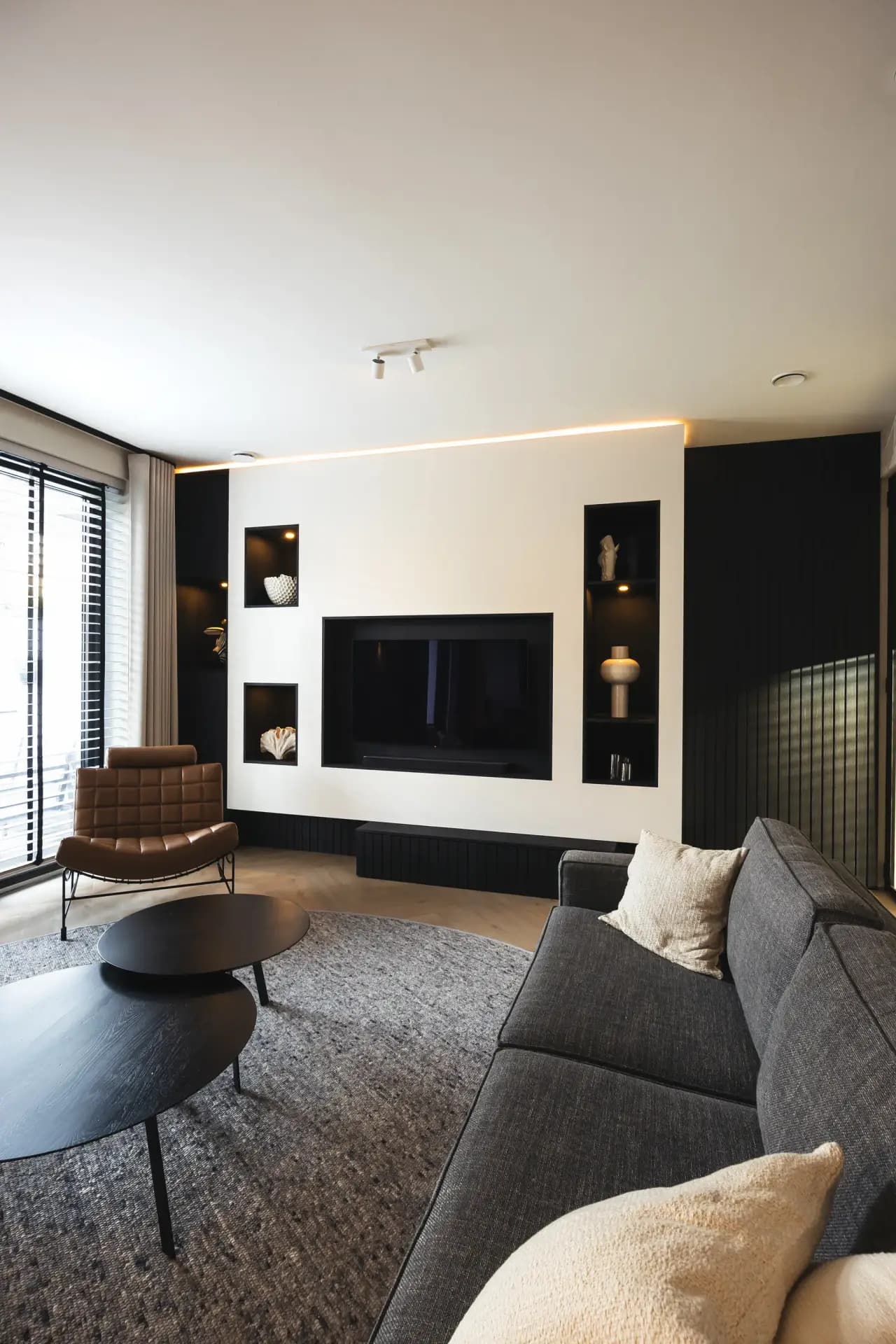 Wandkast met tv in woonkamer