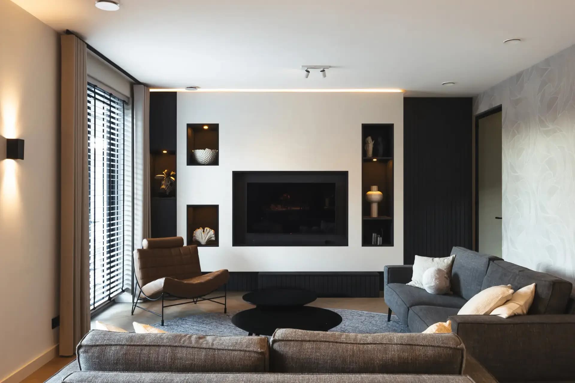 Wandkast met tv in woonkamer