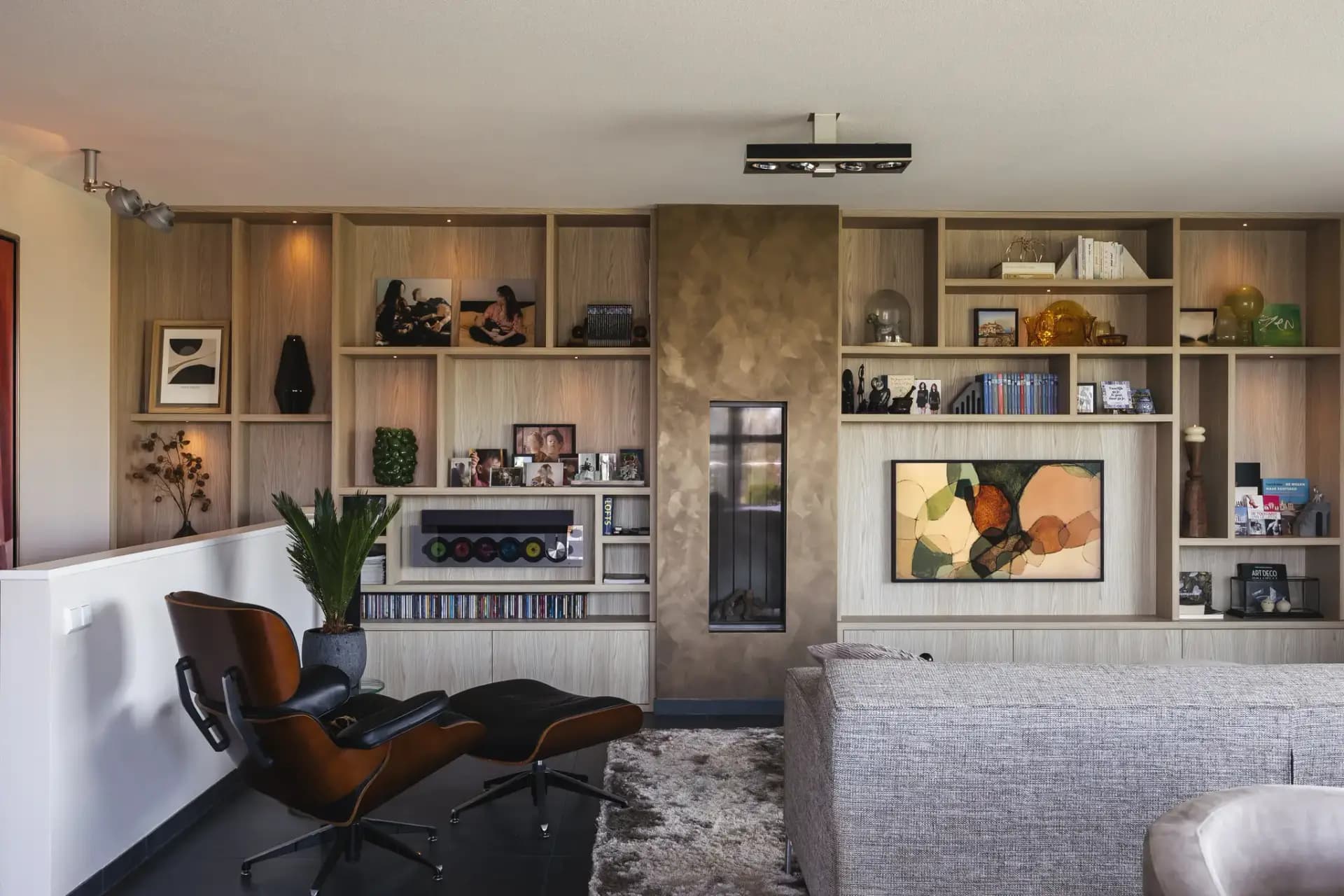 Wandkast met tv om haard