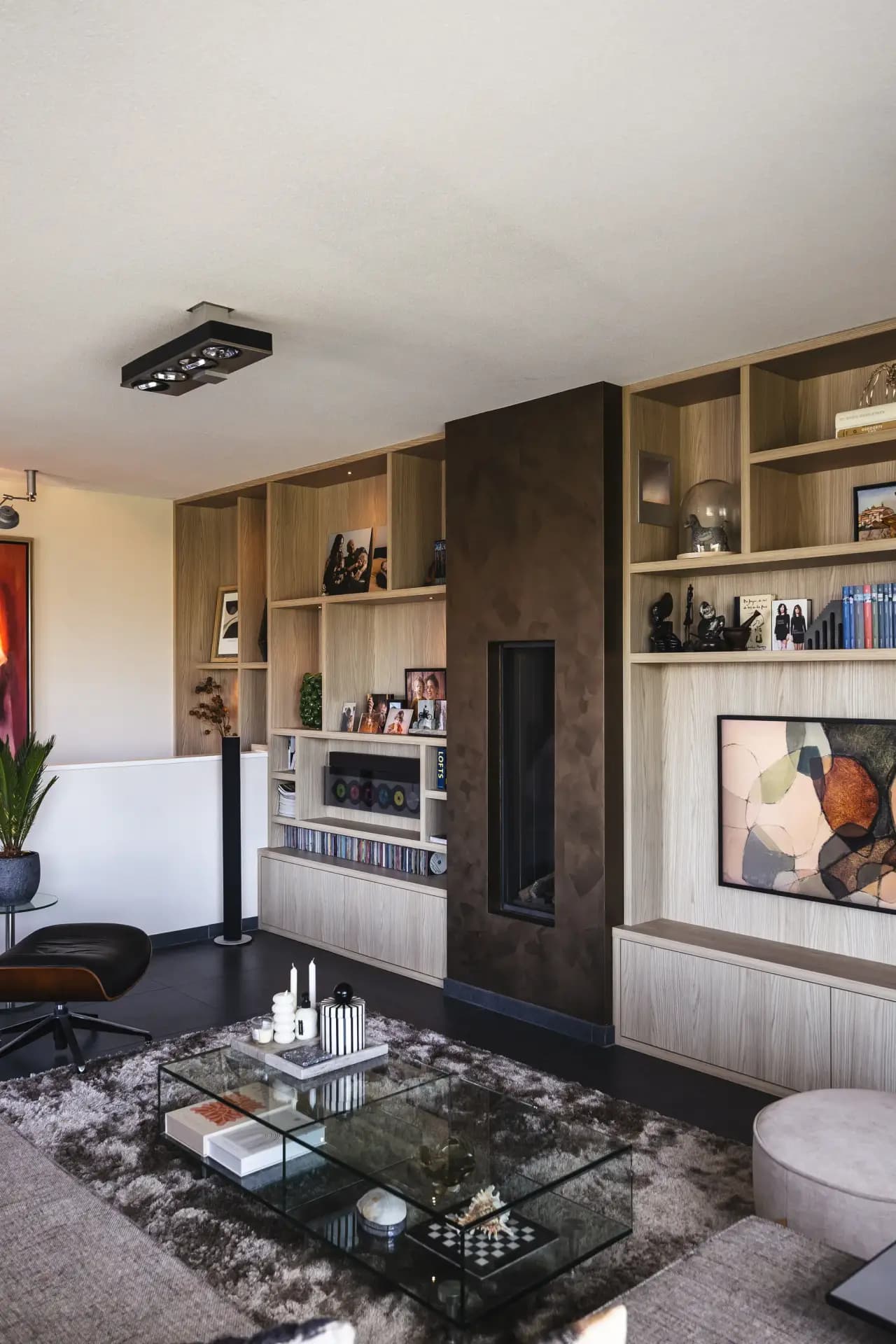 Wandkast met tv om haard