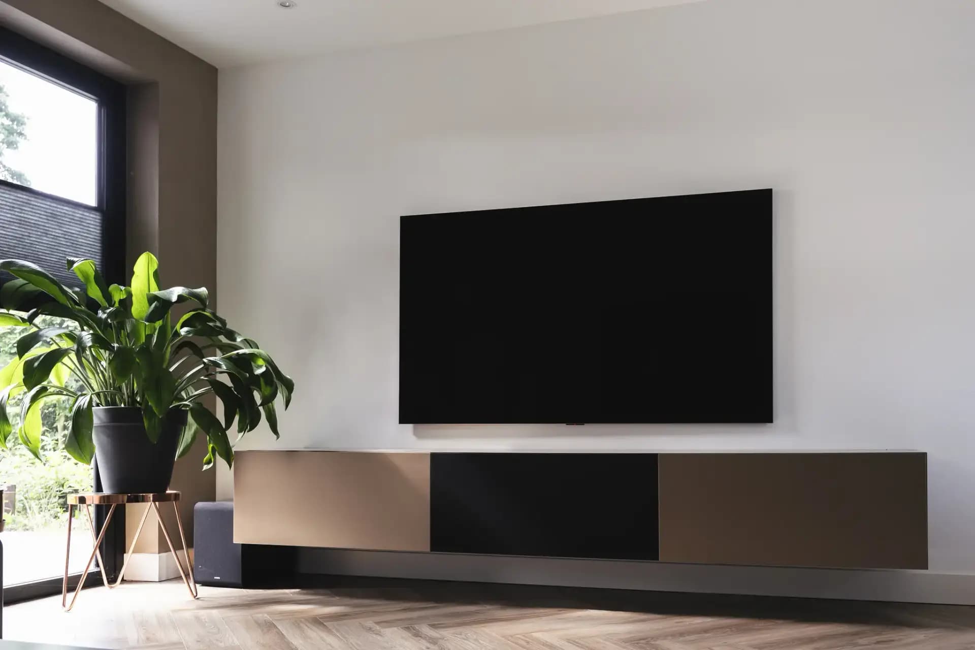 Zwevend tv-meubel aan wand