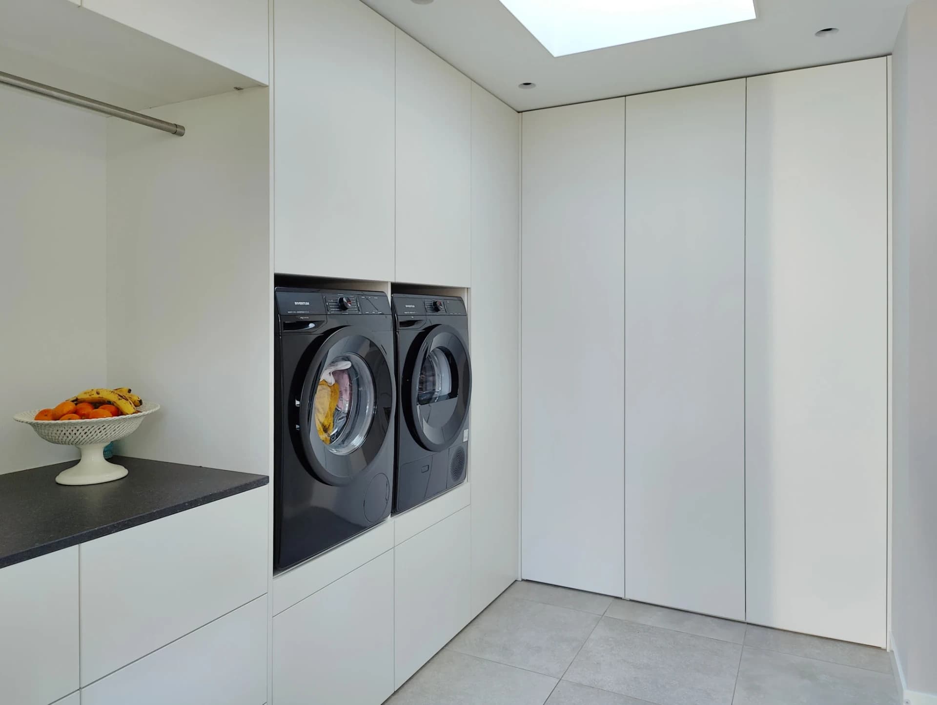 Wasmachinekast met draaideuren voor wasmachine en droger