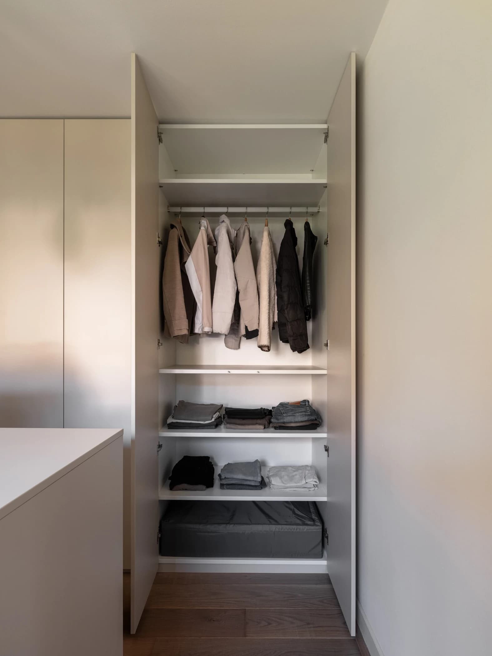 Ruime kastenkamer op maat met overzichtelijke indeling