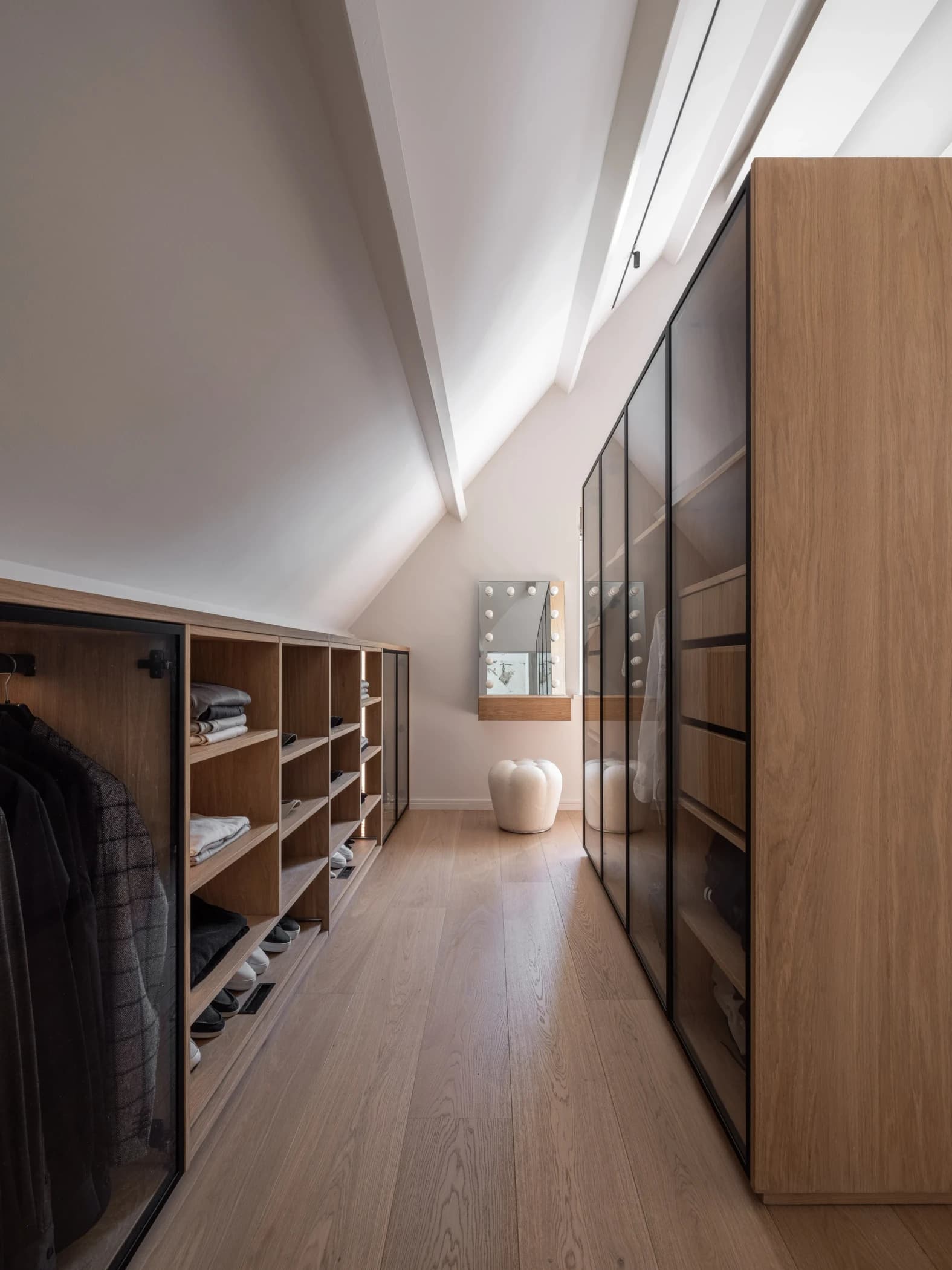 Inloopkast achter bedwand in slaapkamer 