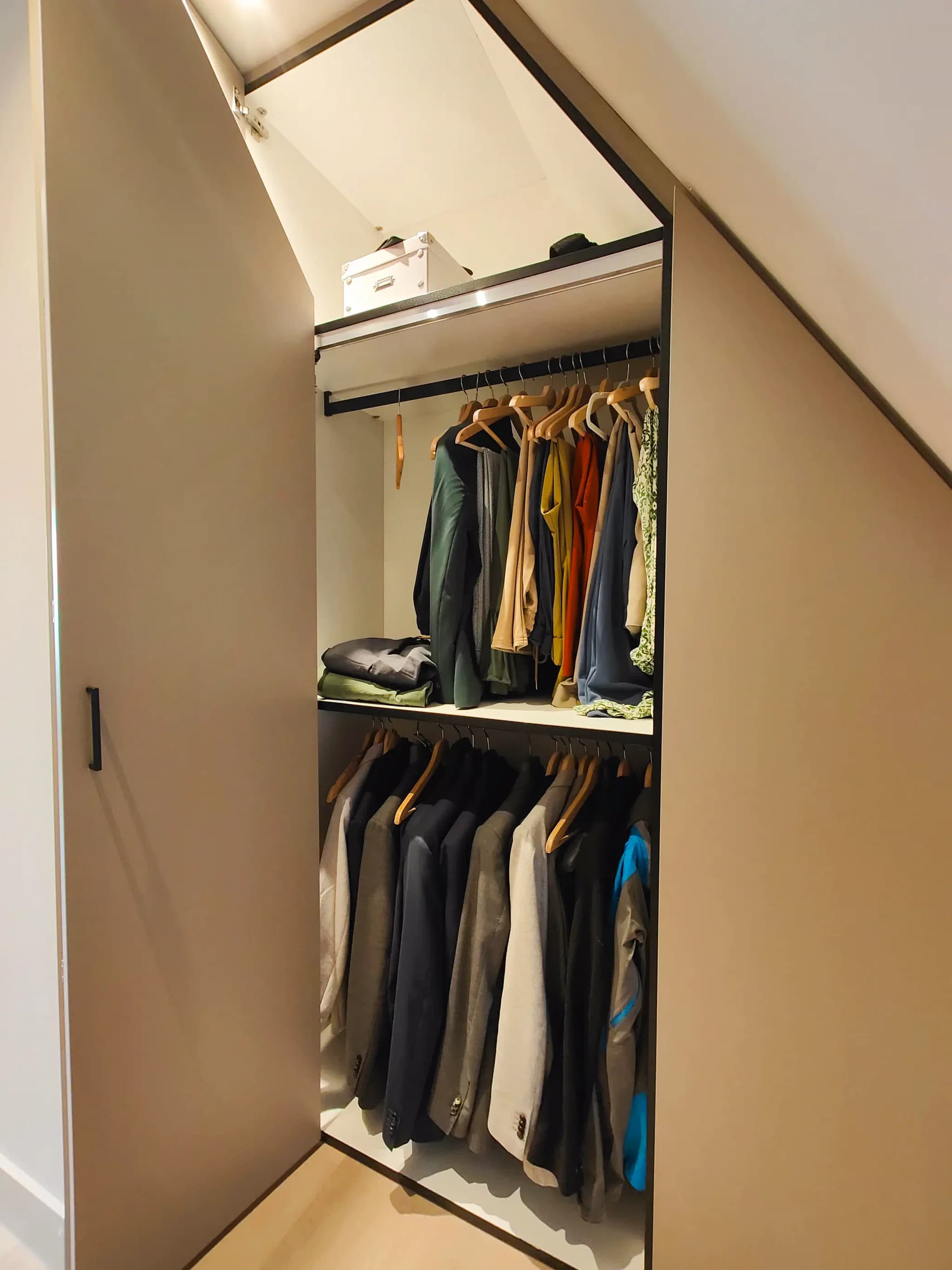 Slaapkamerkast schuin