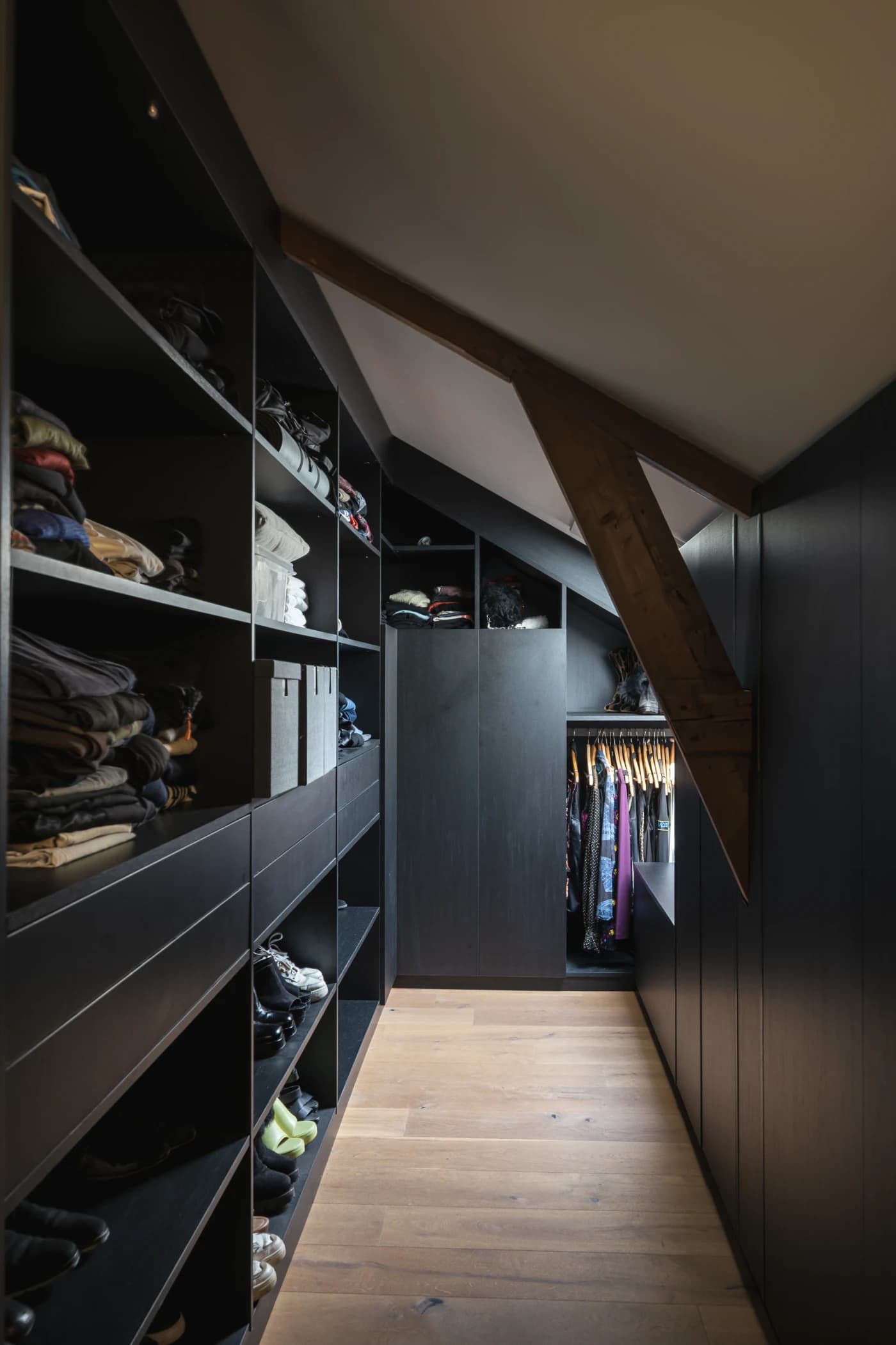 Inloopkast onder schuine wand