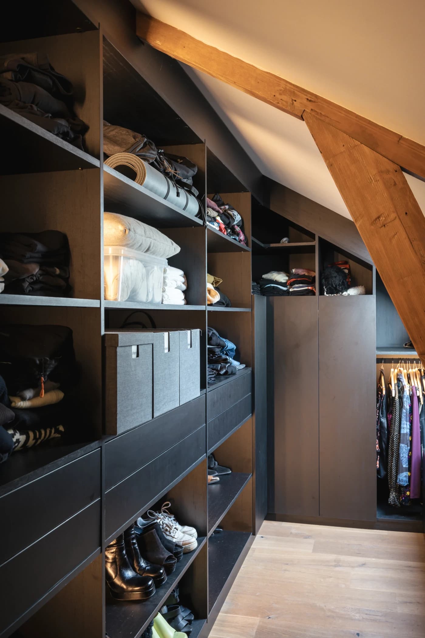 Inloopkast met vouwdeuren en luxe verlichting