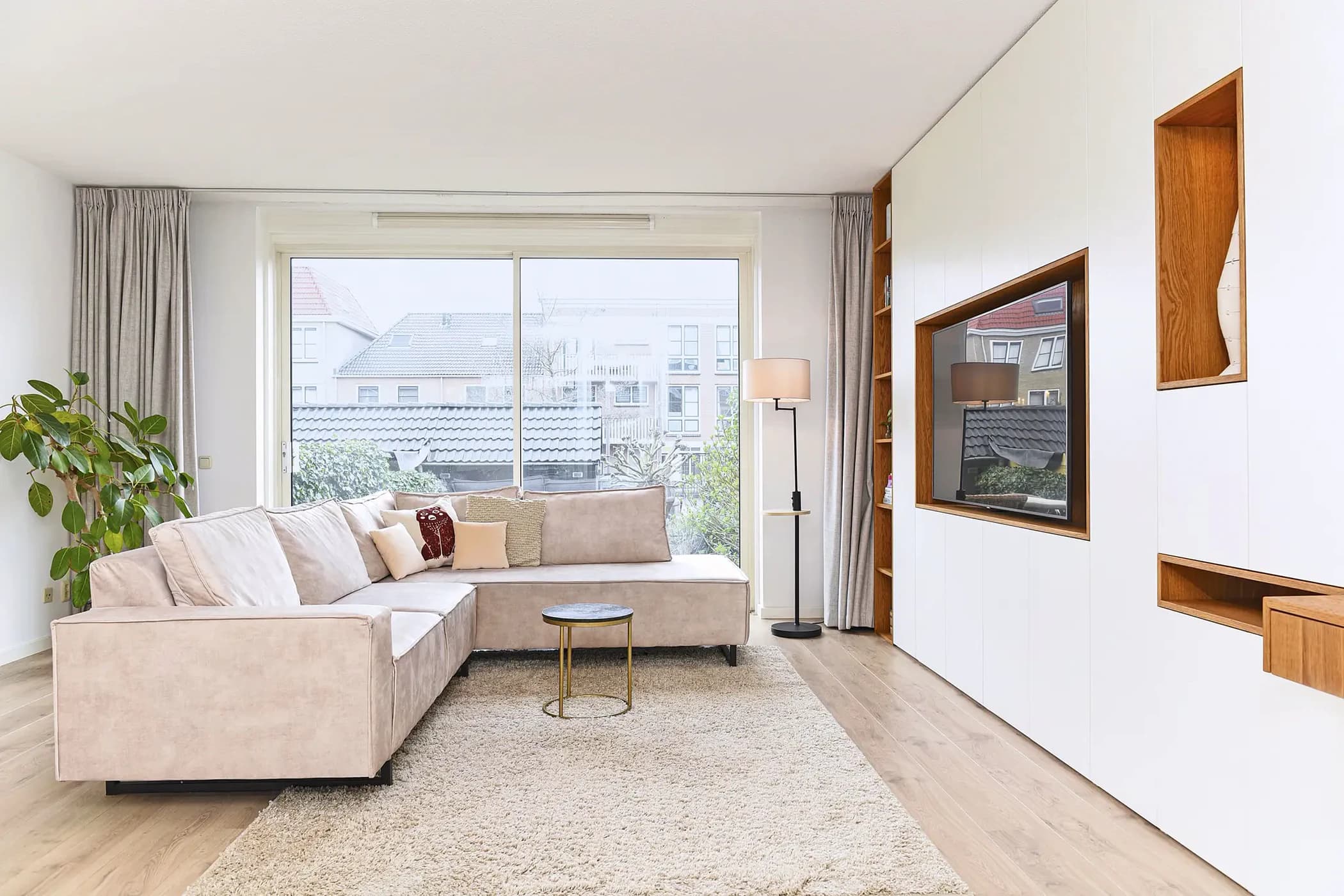 V-meubel op maat geïntegreerd in wandkast met eiken lattenpanelen in Amersfoort.